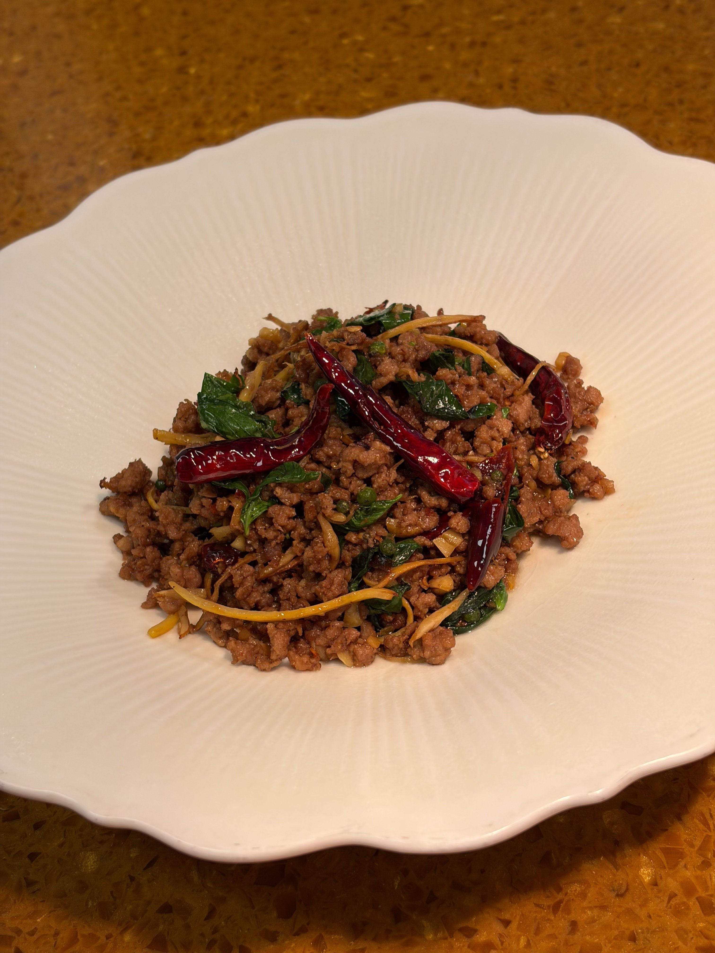 เนื้อแกะบดผัดกะเพรา กระชาย และพริกแห้ง